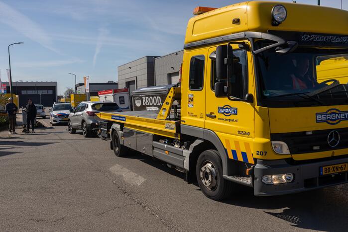 Twee auto's botsen op industrieterrein Haarbrug-Noord
