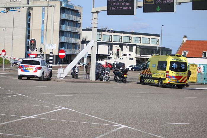 Motorrijder onderuit voor ingang veerdienst
