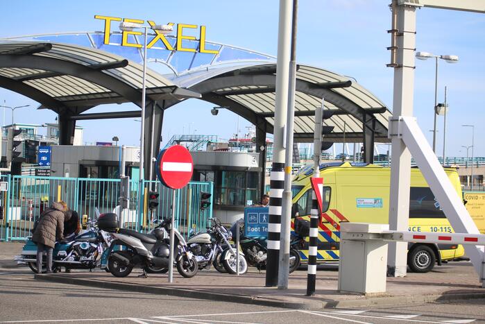 Motorrijder onderuit voor ingang veerdienst