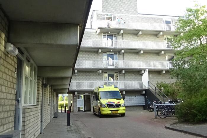 Politie en ambulance aanwezig voor een incident in woning