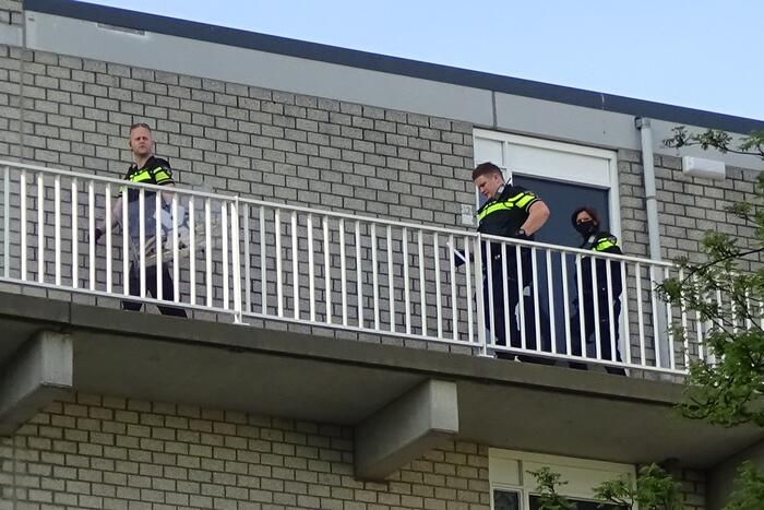 Politie en ambulance aanwezig voor een incident in woning