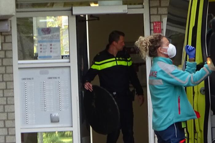 Politie en ambulance aanwezig voor een incident in woning