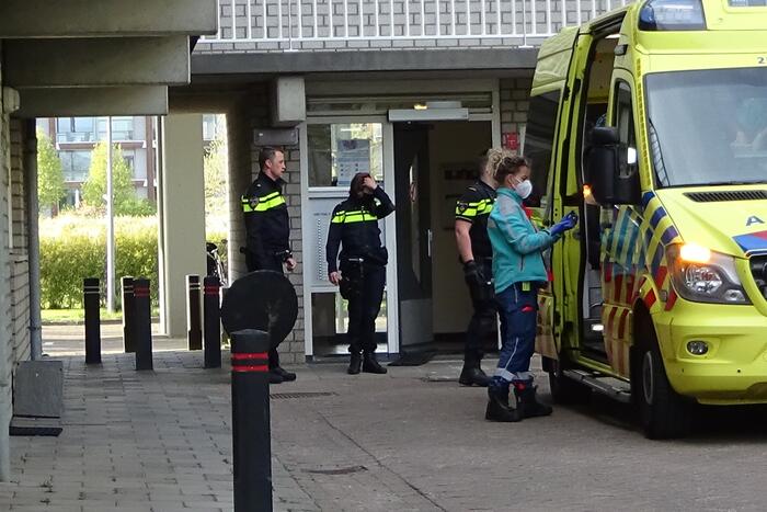 Politie en ambulance aanwezig voor een incident in woning