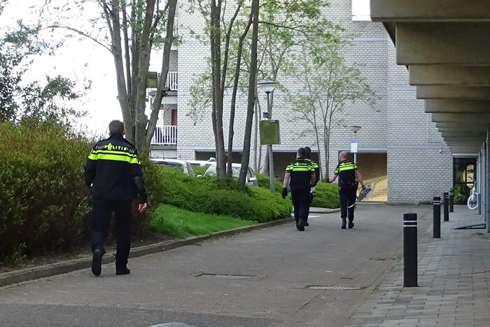 Politie en ambulance aanwezig voor een incident in woning