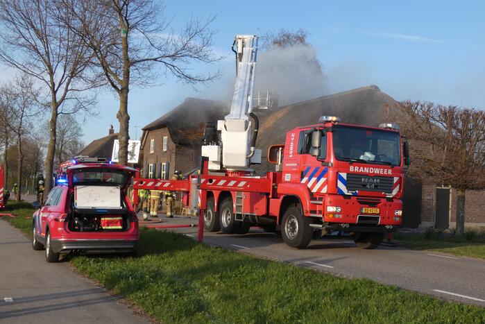 Brandweer bestrijdt grote brand in woning