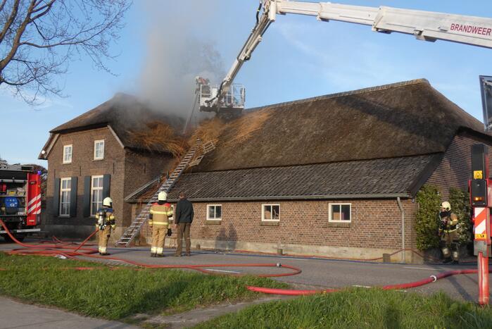 Brandweer bestrijdt grote brand in woning