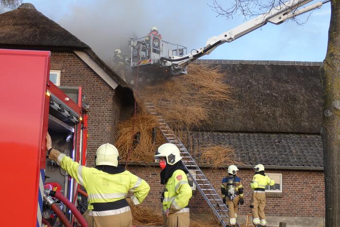 Brandweer bestrijdt grote brand in woning
