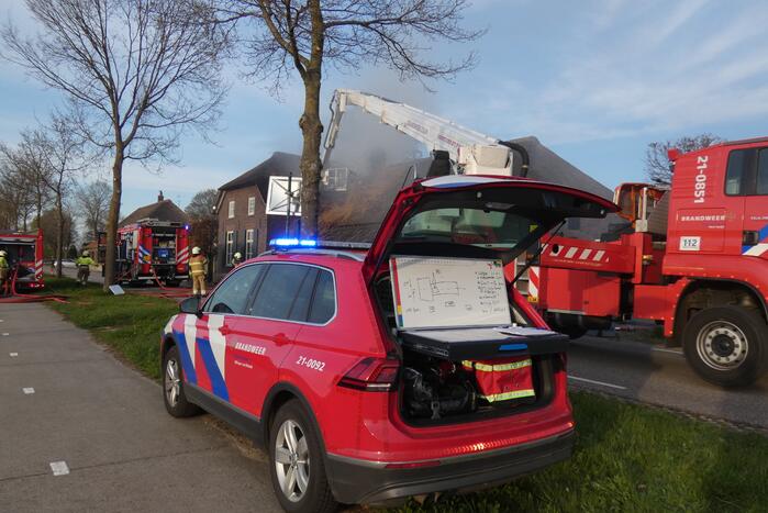 Brandweer bestrijdt grote brand in woning