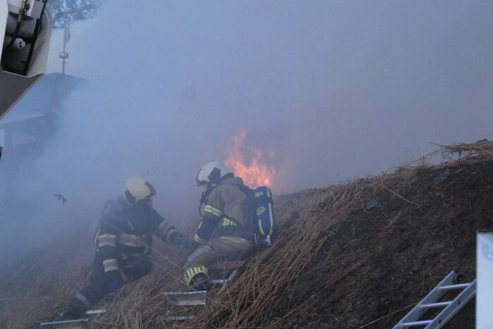 Brandweer bestrijdt grote brand in woning
