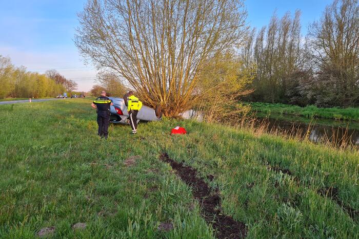 Personenauto raakt in slip en slaat over de kop