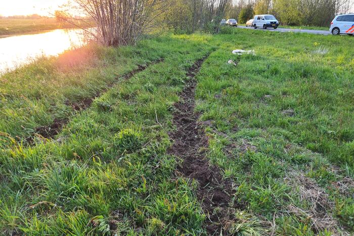 Personenauto raakt in slip en slaat over de kop