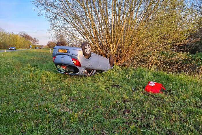 Personenauto raakt in slip en slaat over de kop