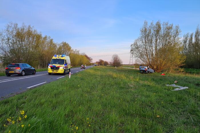 Personenauto raakt in slip en slaat over de kop