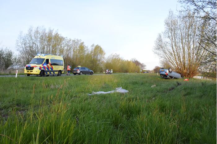 Personenauto raakt in slip en slaat over de kop