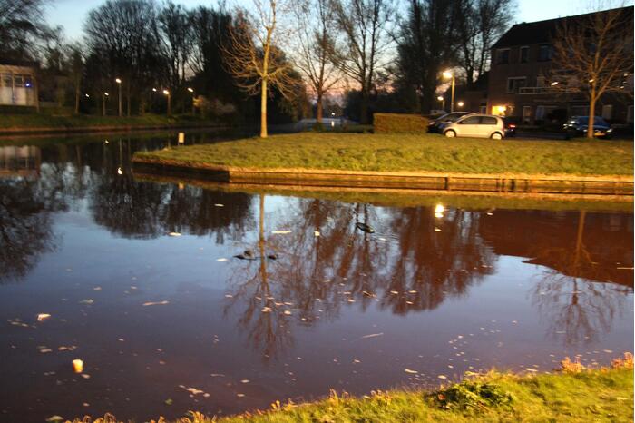Auto raakt te water; inzittenden op de vlucht