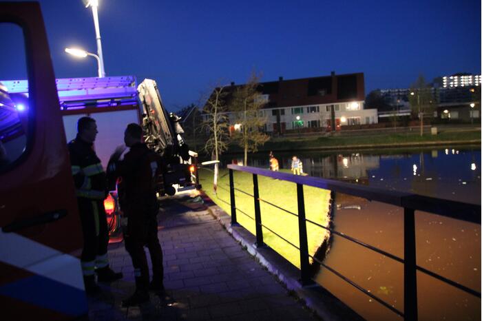 Auto raakt te water; inzittenden op de vlucht