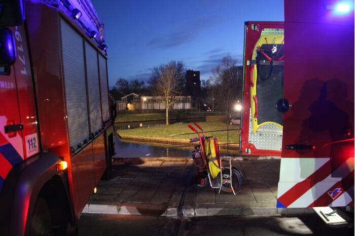 Auto raakt te water; inzittenden op de vlucht