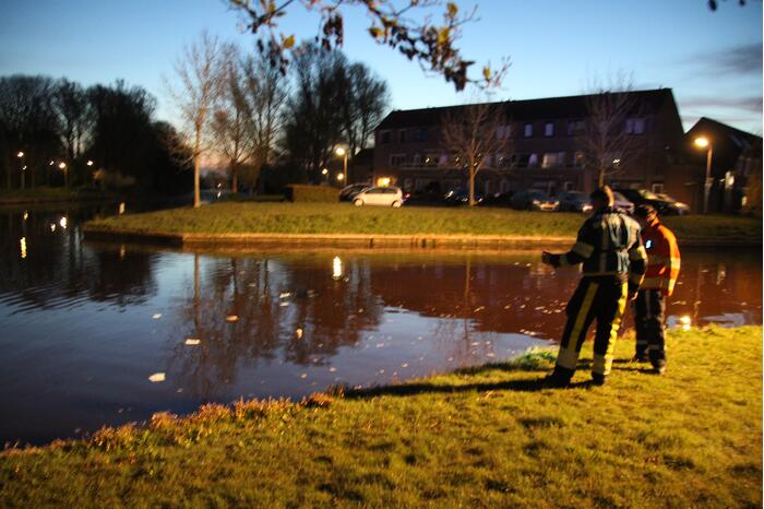 Auto raakt te water; inzittenden op de vlucht