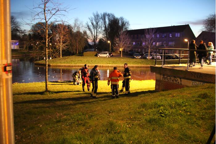 Auto raakt te water; inzittenden op de vlucht