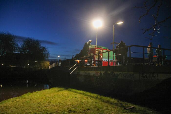 Auto raakt te water; inzittenden op de vlucht