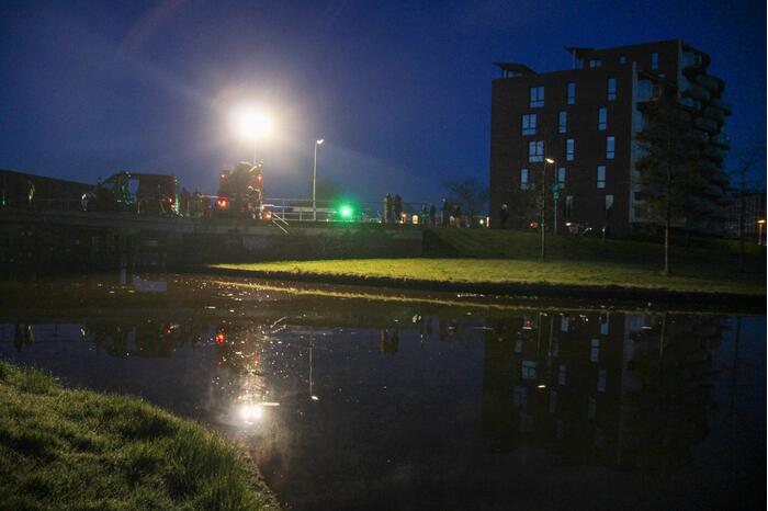 Auto raakt te water; inzittenden op de vlucht