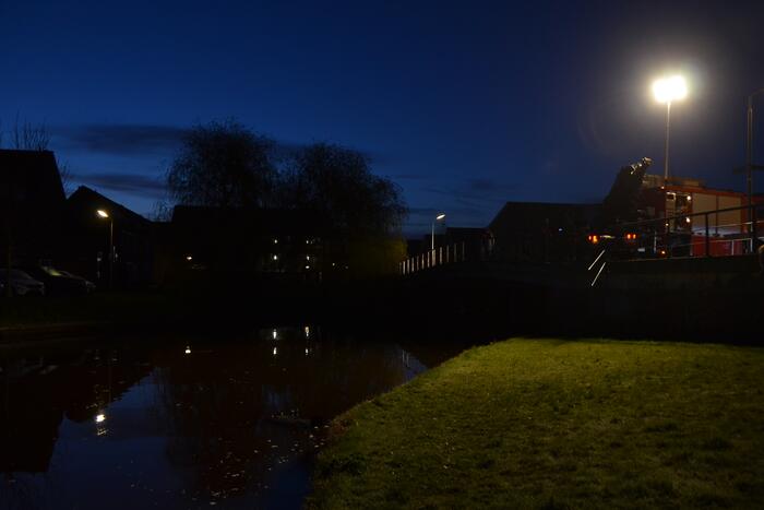 Auto raakt te water; inzittenden op de vlucht