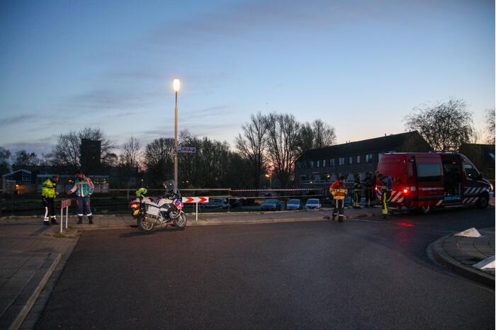 Auto raakt te water; inzittenden op de vlucht