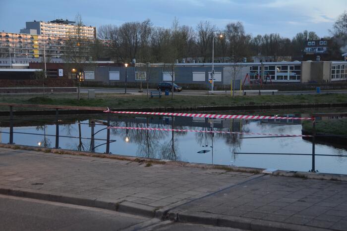 Auto raakt te water; inzittenden op de vlucht