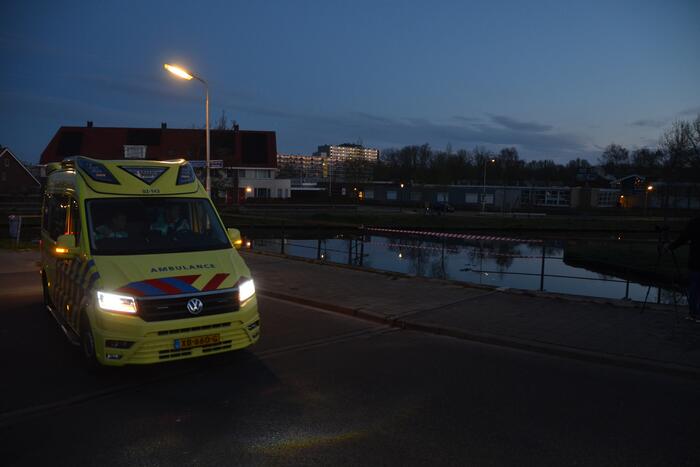 Auto raakt te water; inzittenden op de vlucht
