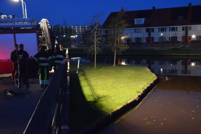 Auto raakt te water; inzittenden op de vlucht