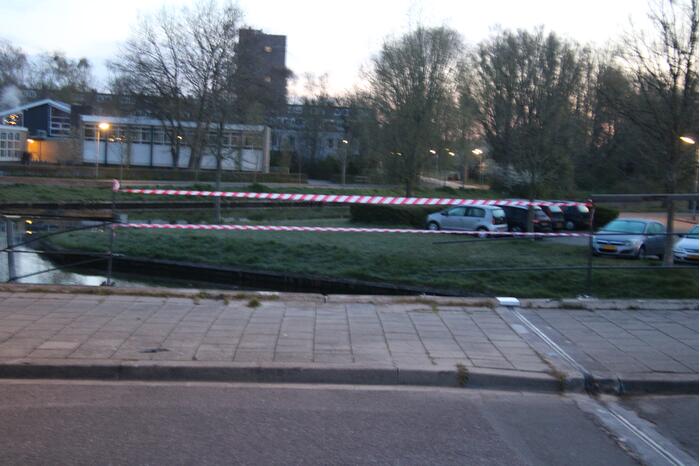 Auto raakt te water; inzittenden op de vlucht