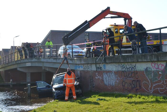 Auto raakt te water; inzittenden op de vlucht