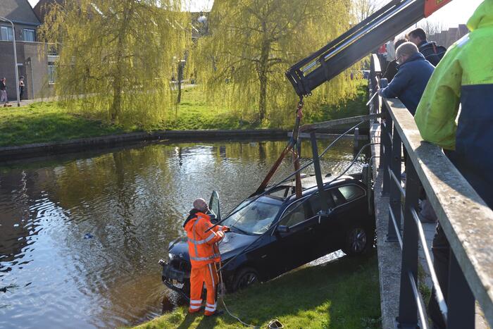 Auto raakt te water; inzittenden op de vlucht