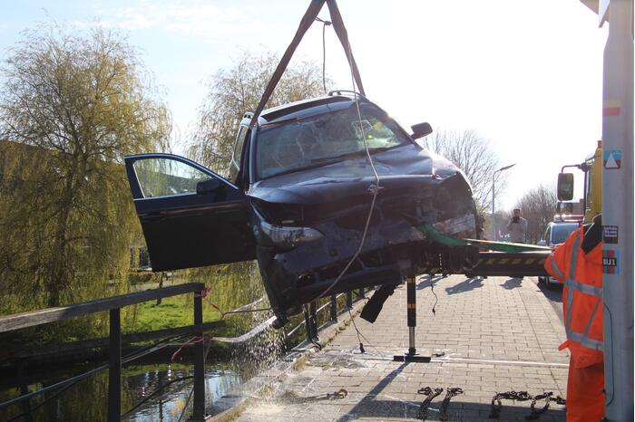 Auto raakt te water; inzittenden op de vlucht