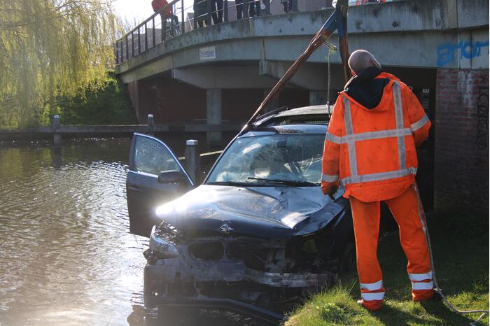 Auto raakt te water; inzittenden op de vlucht