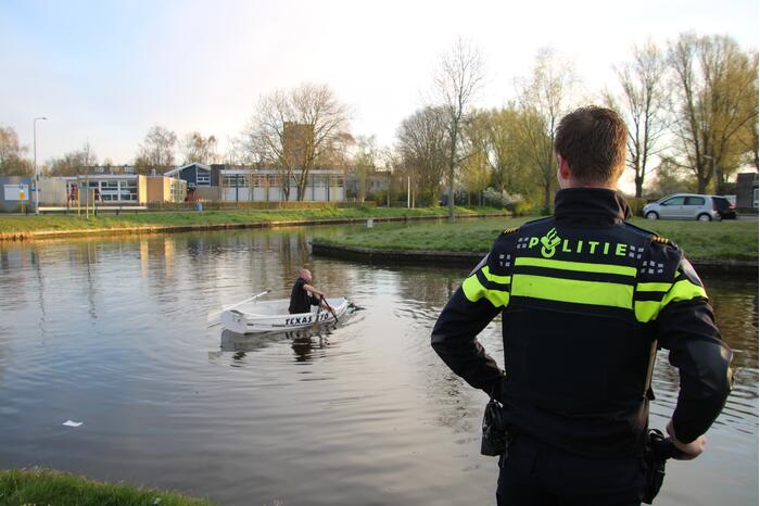 Auto raakt te water; inzittenden op de vlucht