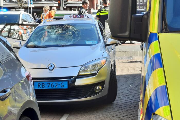 Fietser gewond door aanrijding met taxi