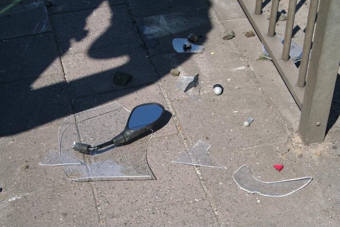 Motor heeft veel schade door botsing met personenauto en trein