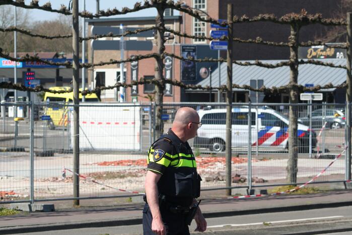 Motor heeft veel schade door botsing met personenauto en trein