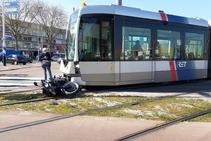 Motorrijder gewond door botsing met tram