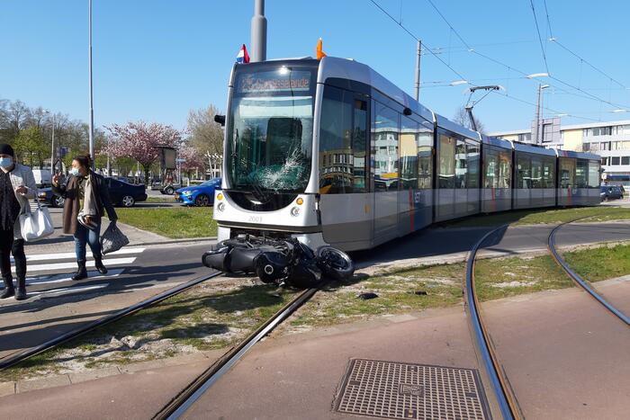 Motorrijder gewond door botsing met tram