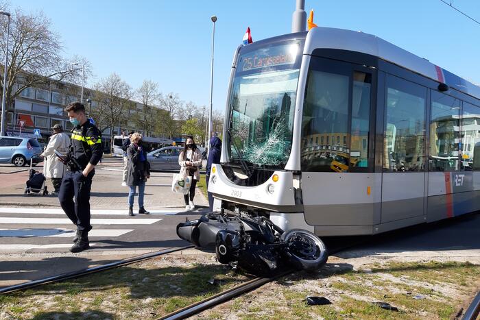 Motorrijder gewond door botsing met tram