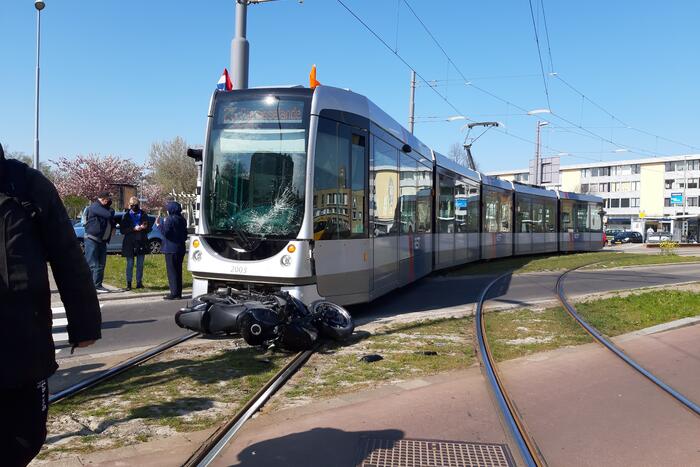 Motorrijder gewond door botsing met tram