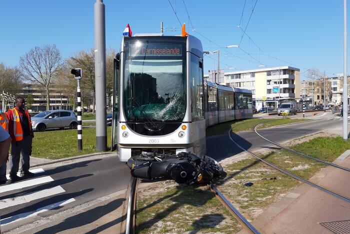 Motorrijder gewond door botsing met tram