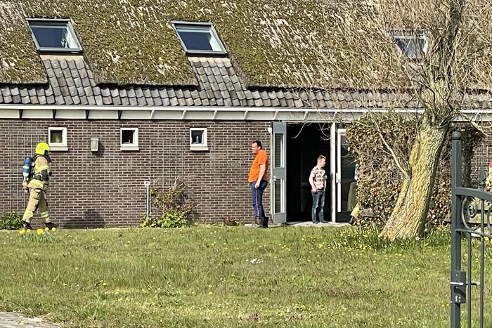 Brandweer doet controle na brand in oven