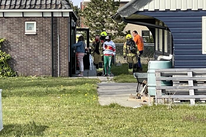 Brandweer doet controle na brand in oven