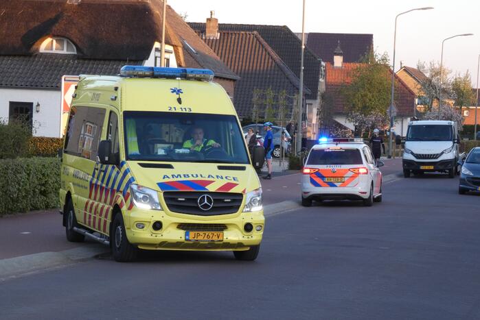 Wielrenner geschept door auto