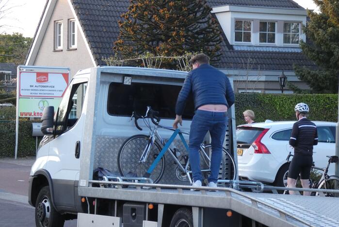 Wielrenner geschept door auto