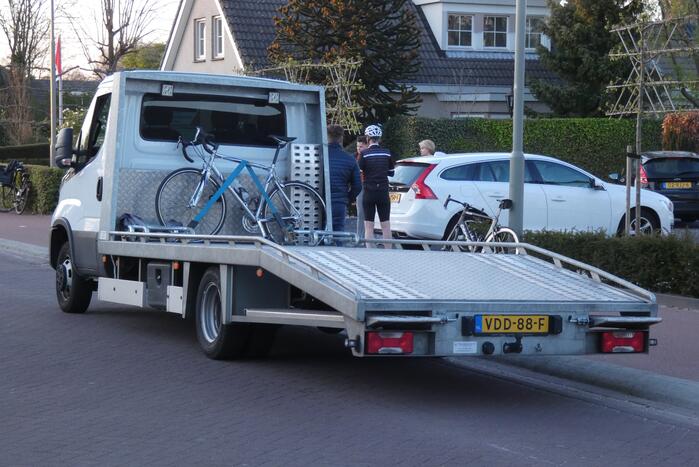 Wielrenner geschept door auto