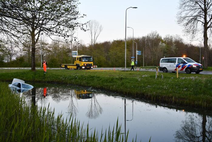 Auto rijdt diepe sloot in